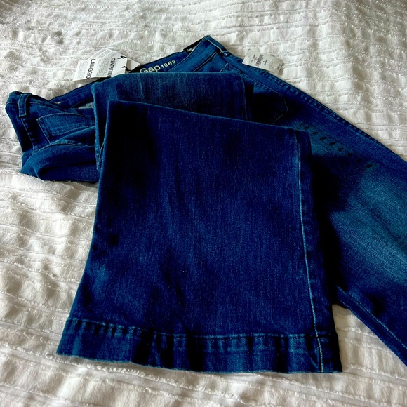 BNWT Gap AUTHENTIC FLARE MID RISE STRETCH - size 28s (6short) - Picture 4 of 5